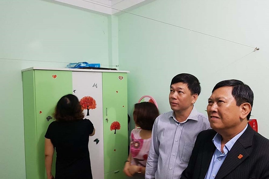 Lãnh đạo LĐLĐ thành phố đi thăm phòng trọ công nhân lao động