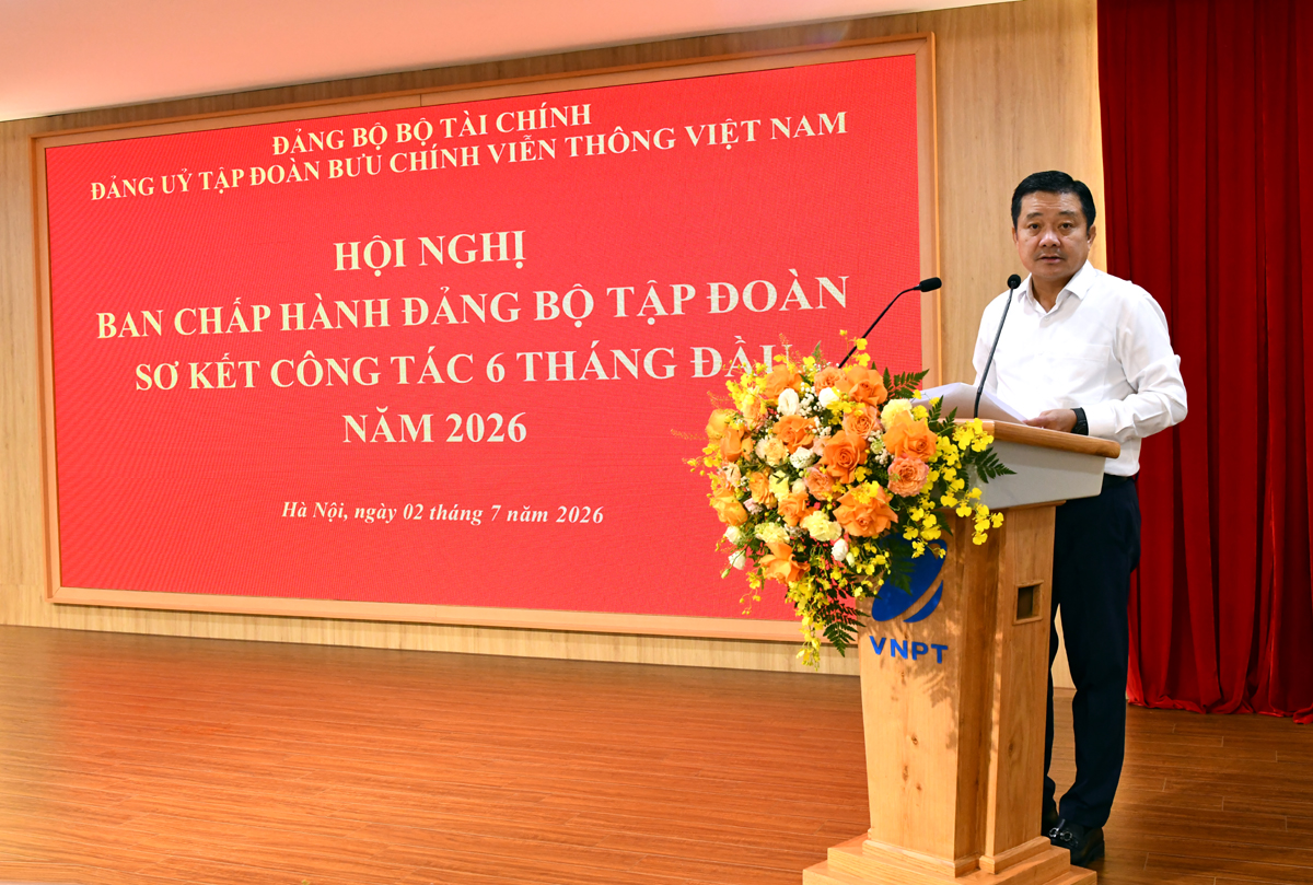Đ/c Huỳnh Quang Liêm – Phó Bí thư Đảng ủy, Thành viên HĐTV, Tổng Giám đốc Tập đoàn trình bày báo cáo  