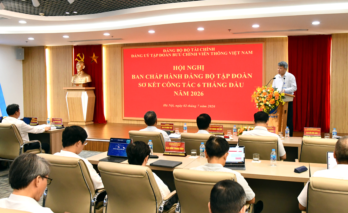 Đ/c Đỗ Đức Anh – Ủy viên BTV, Chủ nhiệm UBKT trình bày  