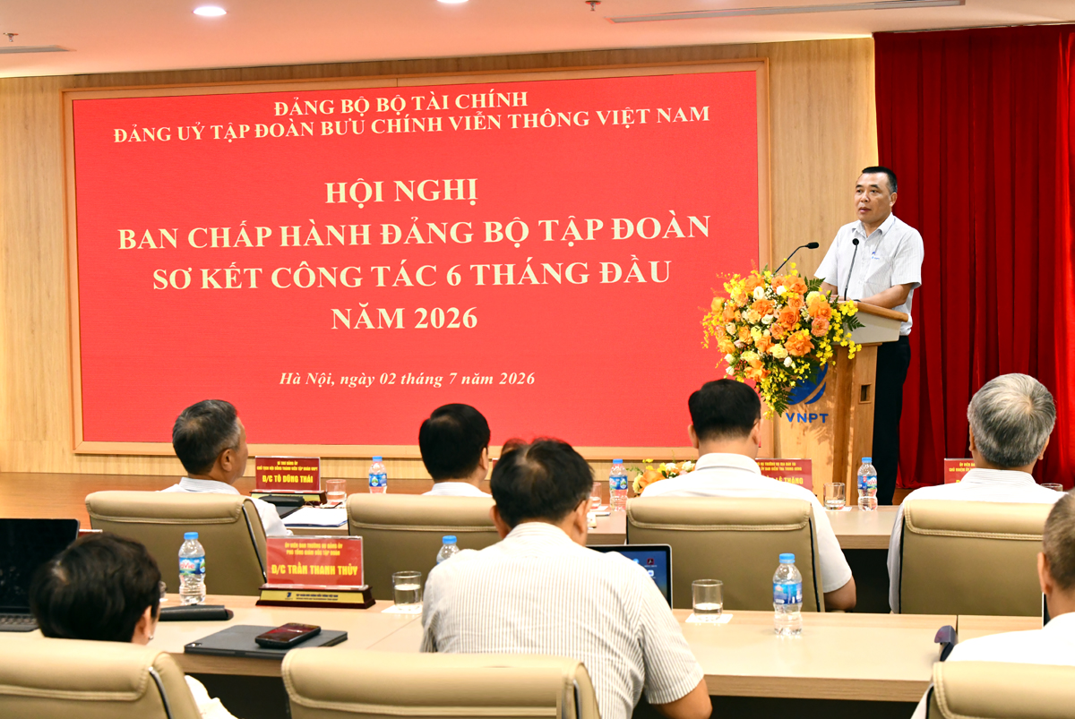 Đ/c Nguyễn Quốc Cường – Ủy viên BTV, Trưởng Ban Tổ chức Đảng ủy, Thành viên HĐTV Tập đoàn trình bày Báo cáo đề xuất xin ý kiến BCH Đảng bộ về việc điều chỉnh mục tiêu Nghị quyết 09-NQCĐ/ĐUTĐ, ngày 15/8/2025 về xây dựng bộ máy tổ chức hiện đại tinh gọn, linh hoạt, hiệu quả; nâng cao chất lượng nguồn nhân lực đáp ứng nhu cầu phát triển của Tập đoàn