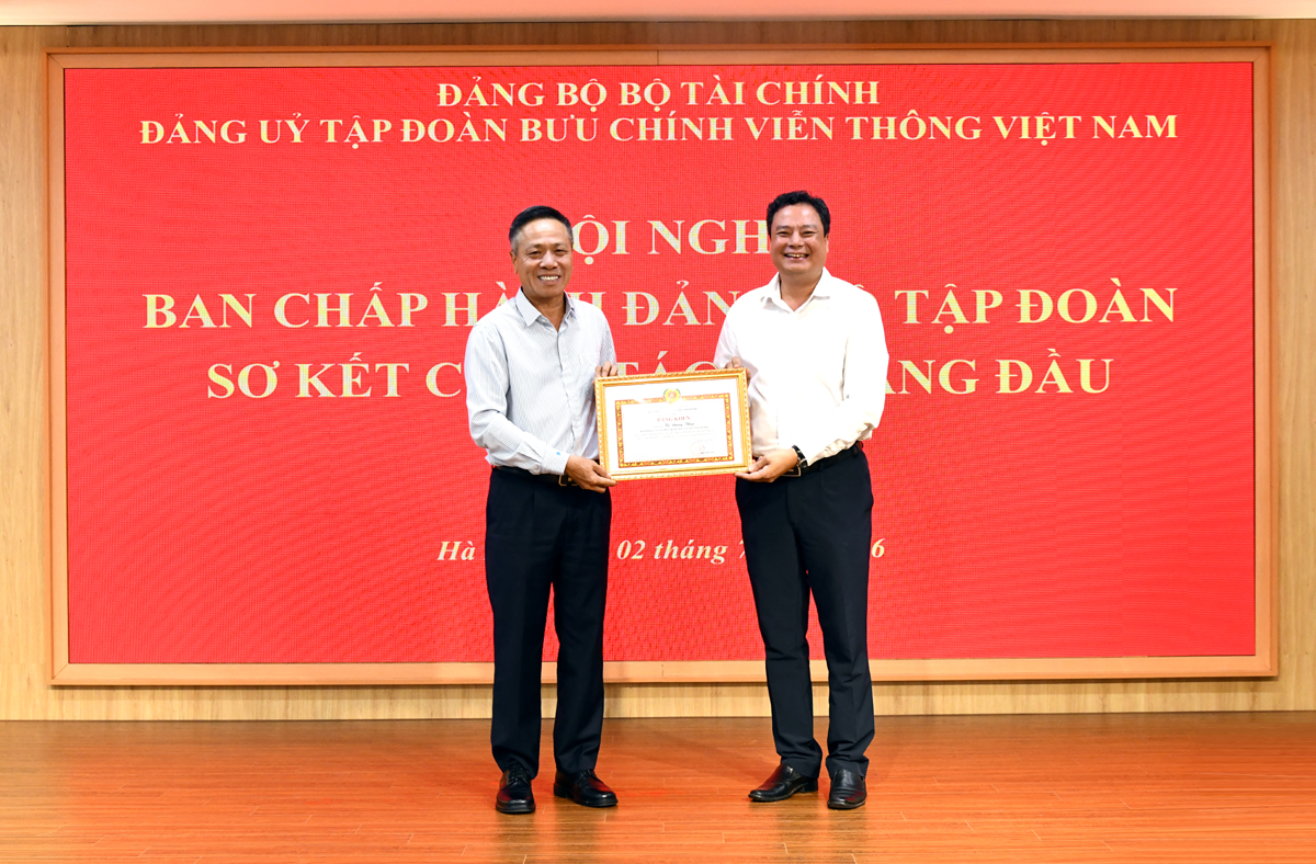 Tặng Bằng khen của Đảng ủy Chính phủ cho đ/c Tô Dũng Thái - Bí thư Đảng ủy, Chủ tịch HĐTV Tập đoàn – về thành tích xuất sắc nằm 2025 và giai đoạn 2020-2025