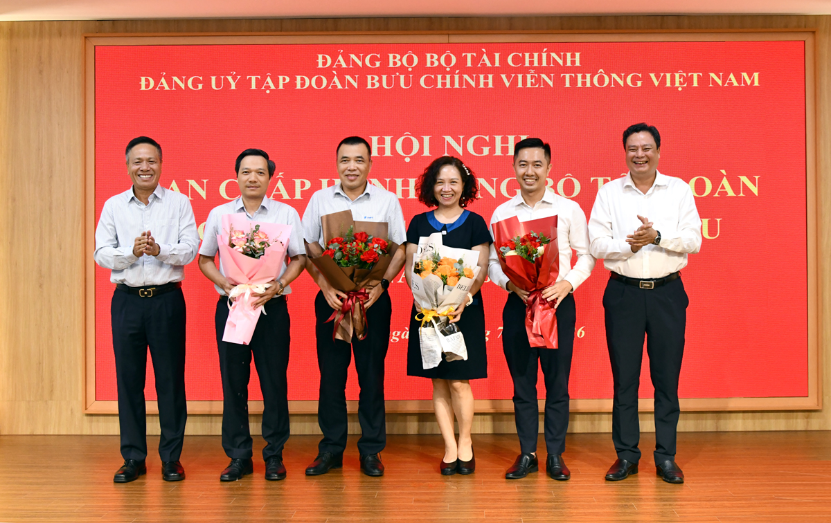 Đại biểu chúc mừng các đ/c Ủy viên BTV, BCH Đảng bộ Tập đoàn được bầu vào Ban Chấp hành các tổ chức chính trị - xã hội cấp Trung ương