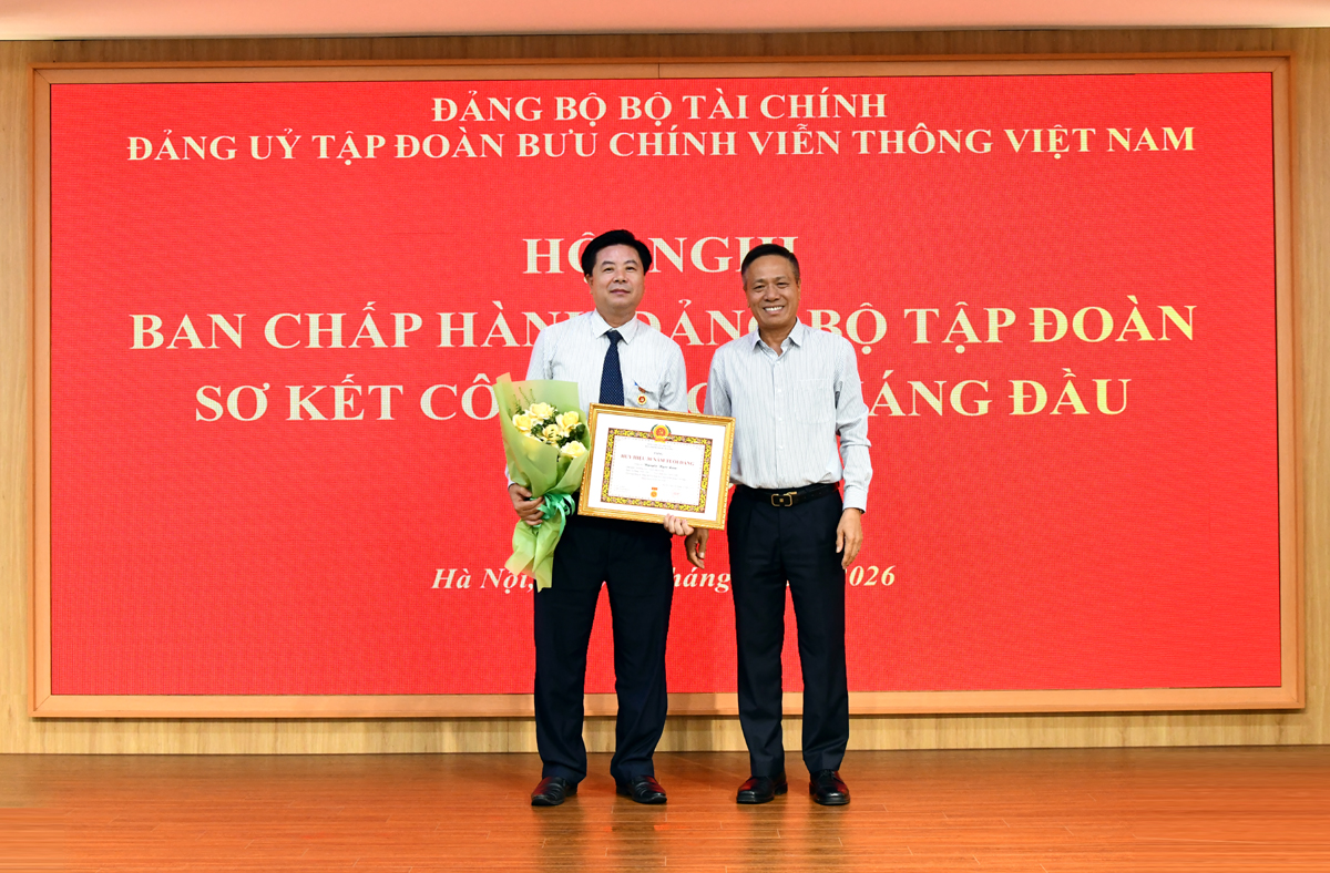 Đại diện các cấp ủy Đảng, đ/c Tô Dũng Thái - Bí thư Đảng ủy, Chủ tịch HĐTV Tập đoàn trao tặng Huy hiệu 30 năm tuổi Đảng cho đ/c Nguyễn Ngọc Lâm - Phó trưởng Ban Tổ chức Đảng ủy Tập đoàn