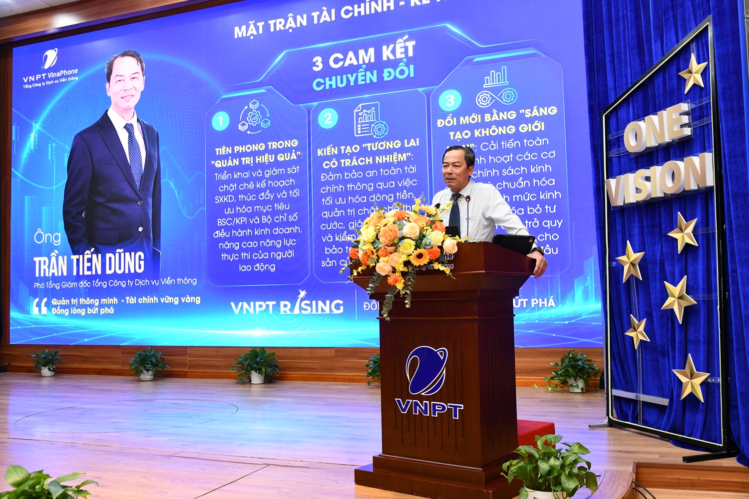 Ông Trần Tiến Dũng - Phó Tổng Giám đốc VNPT VinaPhone,  công bố 3 cam kết triển khai VNPT Rising trong lĩnh vực  Mặt trận Tài chính - Kế hoạch - Đầu tư